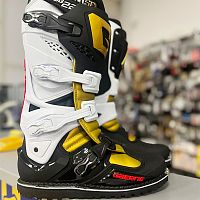 Боковой вид мотоботов Gaerne SG-22 Jarvis 50th Anniversary размер 44 с гравировкой